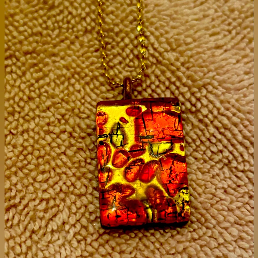 Murano glass pendent . Made in Italy . It’s amazing . Comes with chain .